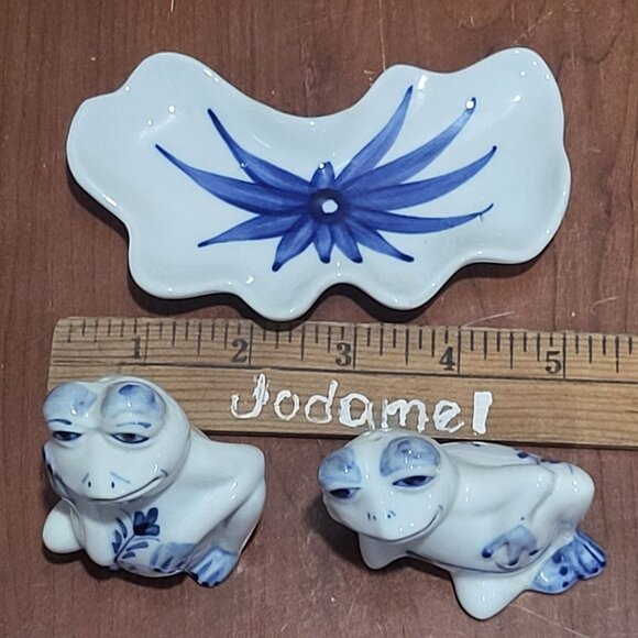 Vintage Lounging Frog Couple Blue White Floral Salt Pepper Shaker Set - Picture 9 of 12